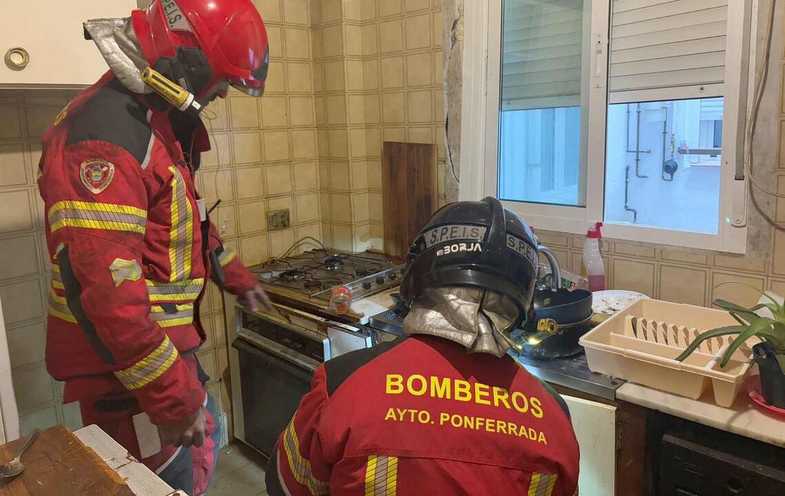 Una explosión de gas butano provoca daños materiales en una vivienda de la calle Mateo Garza de Ponferrada. En la imagen, los bomberos de Ponferrada en el lugar del suceso.