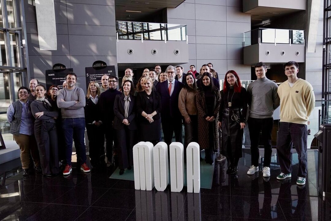 La consejera de Industria, Comercio y Empleo, Leticia García, y el presidente de CEOE Castilla y León, Santiago Aparicio, intervienen en el encuentro 'Escuchando a la industria', que reúne a importantes representantes del sector textil de la Comunidad e inicia una nueva etapa del proyecto 'Uniendo moda' para el año 2025. Foto: Eduardo Margareto.