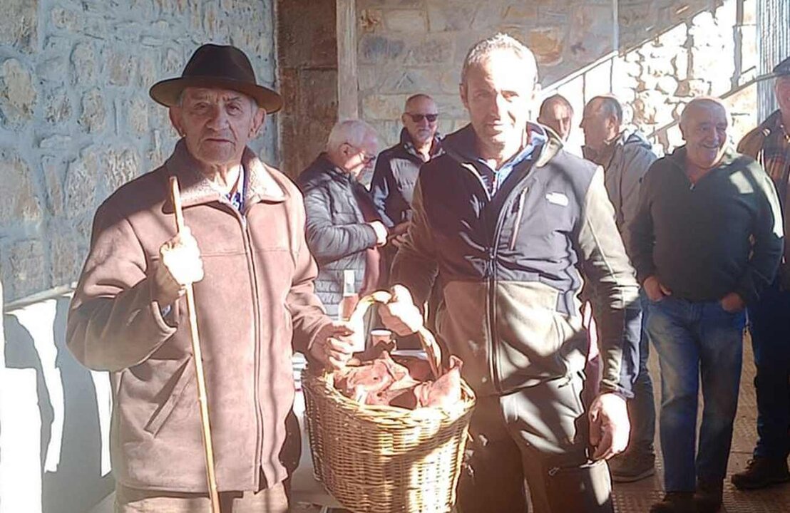 Rubén, con la cesta llena de 'patos', este viernes.