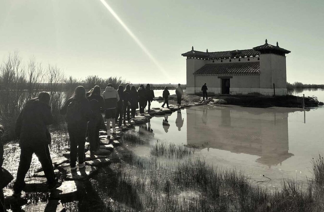 Imagen de la actividad realizada en la Laguna Villafría por los alumnos del Colegio de La Asunción.