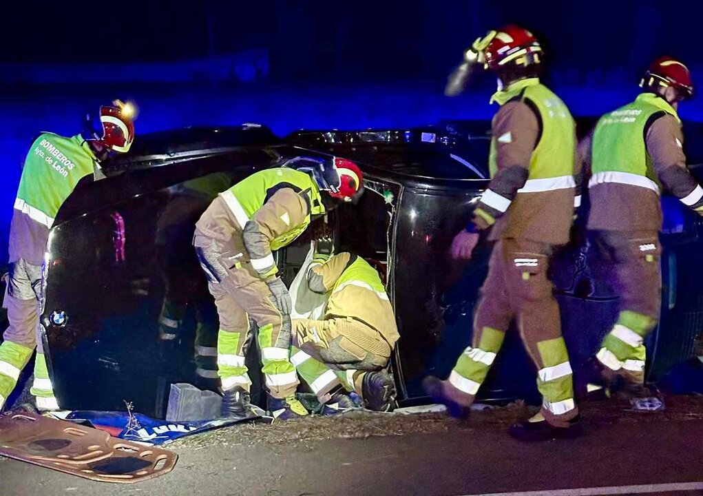 Bomberos León intervienen en el lugar del accidente. Foto: Bomberos León