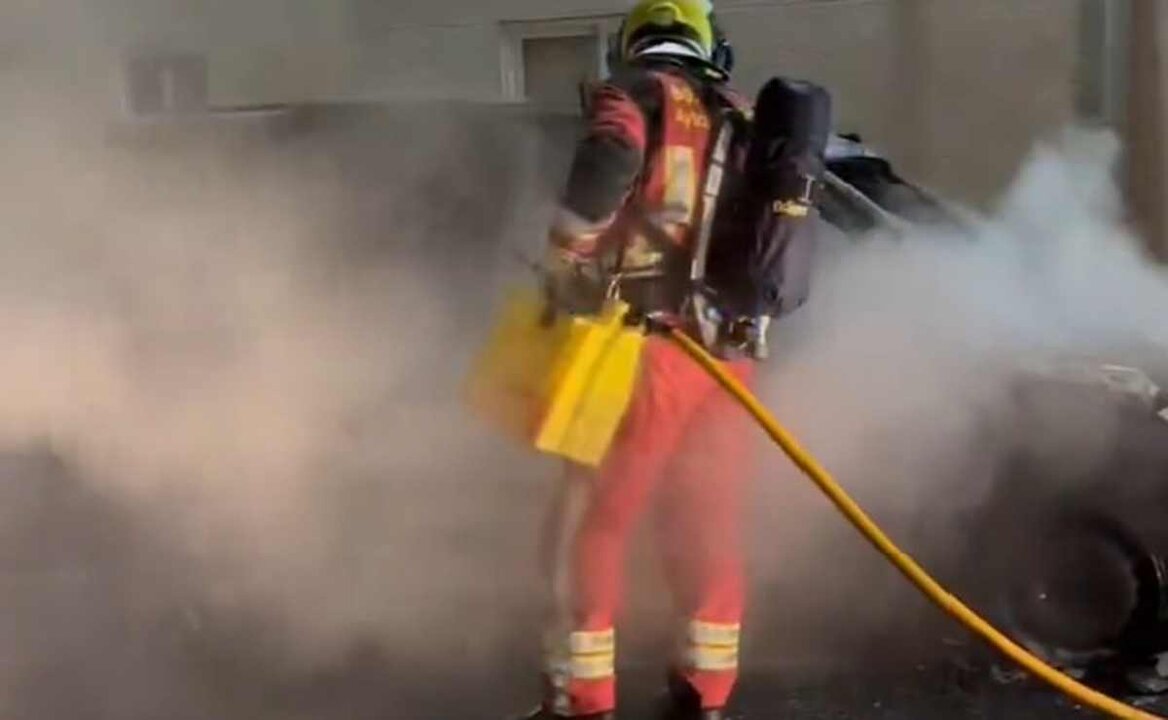 Bomberos León interviene en el incendio de un vehículo en Villadangos del Páramo.