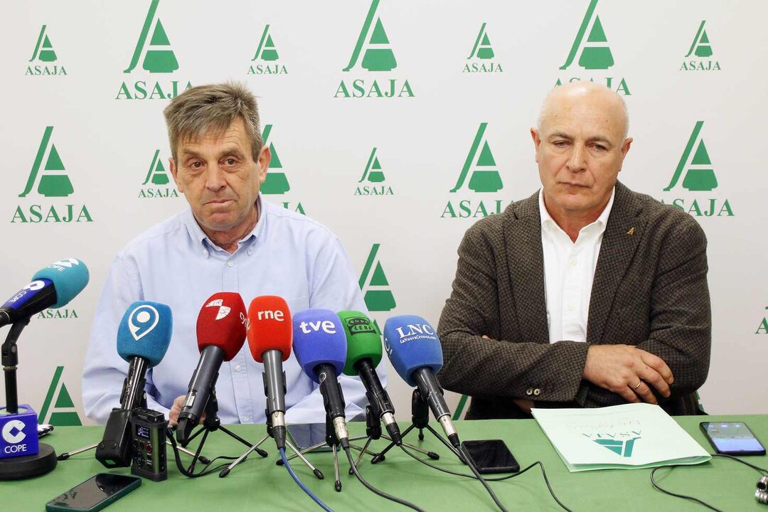 El presidente de Asaja León, Arsenio Vidal, y el secretario general, José Antonio Turrado, presentan el balance anual del sector agroganadero de 2024 y las previsiones para este año. Foto: Campillo