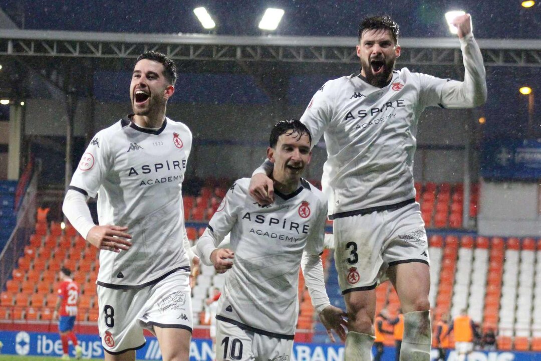 Barri, Chacón y Eneko celebrando uno de los goles del '10' de la Cultural.