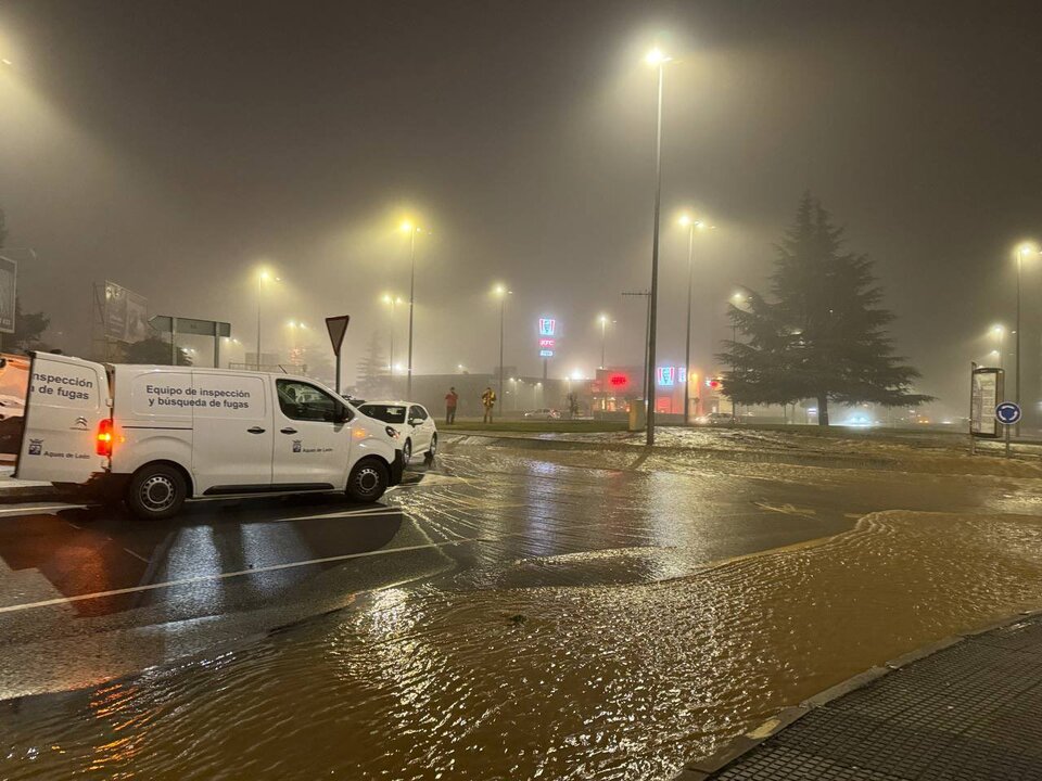 Imagen de los equipos de Aguas municipales en la zona de la gran fuga. Foto: Ayto León