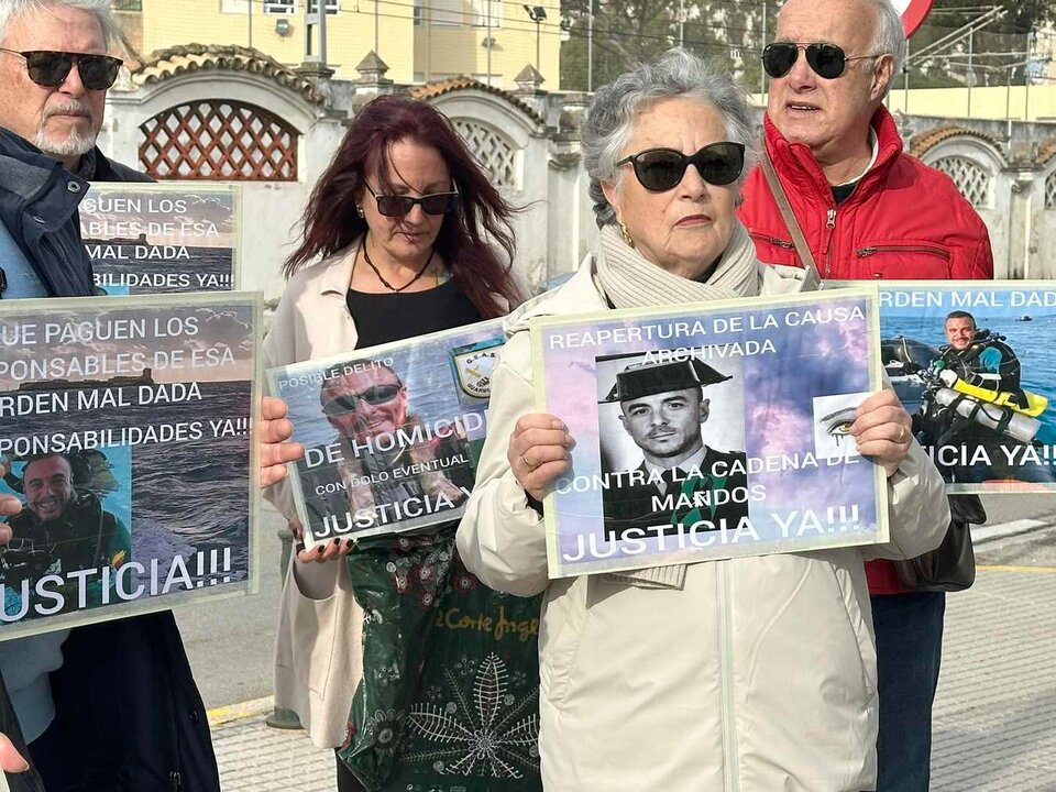 Familiares de uno de los guardias civiles fallecidos, durante una protesta.