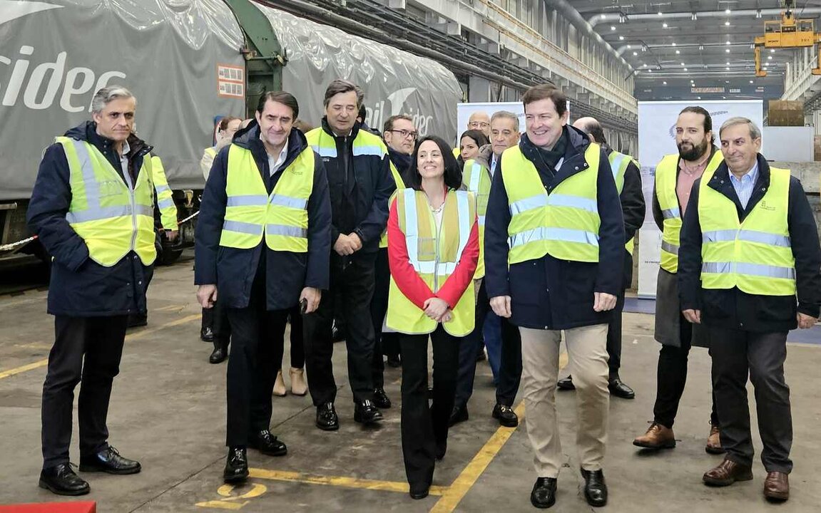 El presidente de la Junta, Alfonso Fernández Mañueco, durante la visita este miércoles a las instalaciones de Coated Solutions.