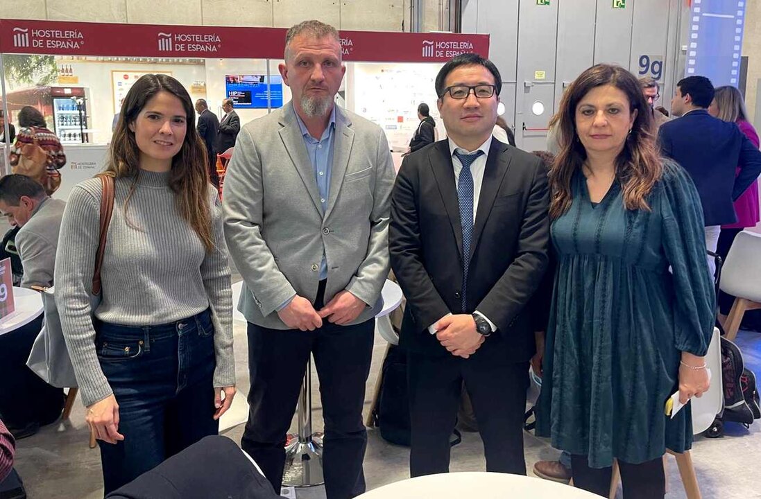 El diputado de Turismo de la Diputación de León, Octavio González, y la concejala de Turismo del Ayuntamiento, Mercedes Escudero, han celebrado una reunión en Fitur con la Asociación Hispano Japonesa de Turismo (AHJT).