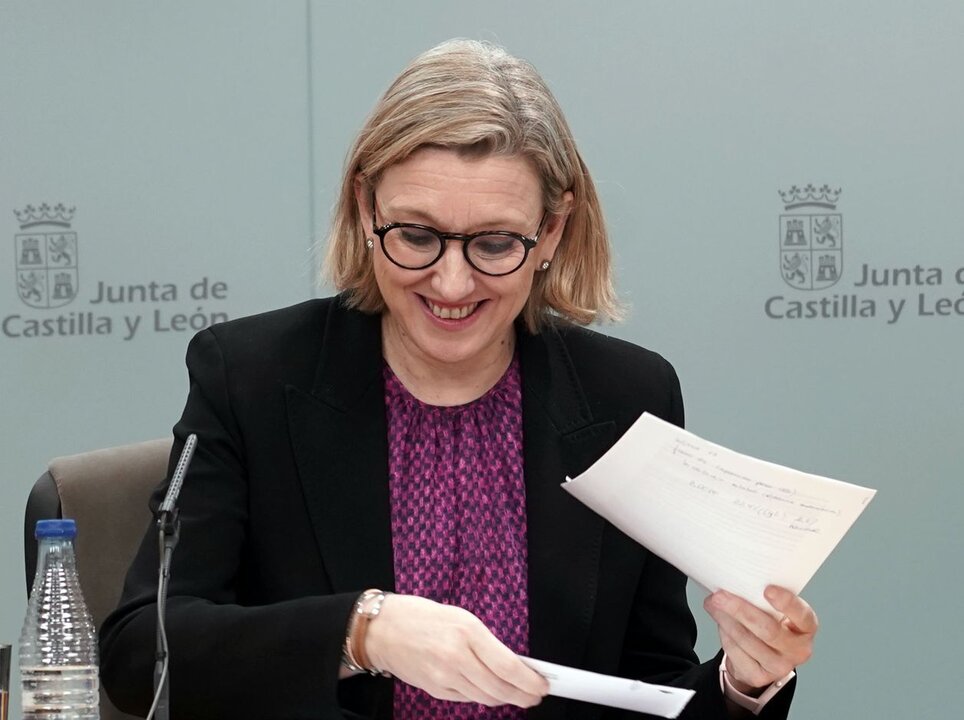 La vicepresidenta de la Junta y consejera de Familia e Igualdad de Oportunidades, Isabel Blanco, comparece en rueda de prensa posterior al Consejo de Gobierno. Foto: Rubén Cacho.