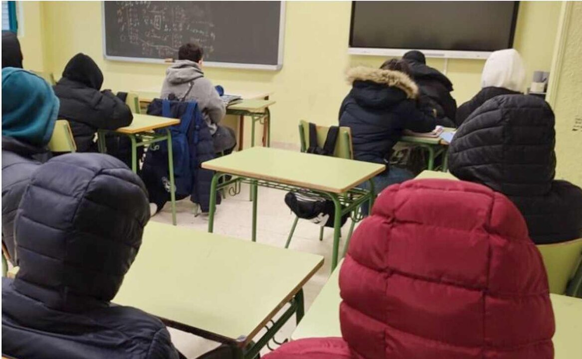 Frio en las aulas en colegios de León capital.