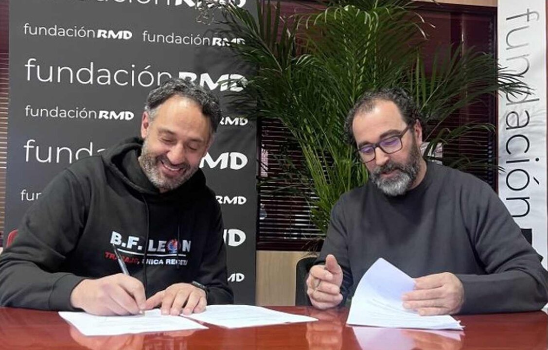 Un instante de la firma del acuerdo entre club y patrocinador.