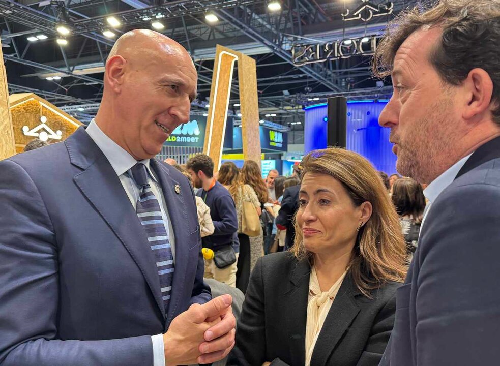 José Antonio Diez mantuvo un encuentro en Fitur con la presidenta de la compañía, Raquel Sánchez, y el secretario general de la misma.