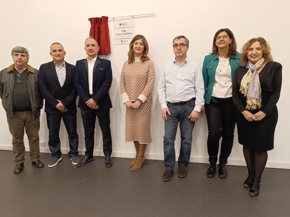 Miguel Ángel Tesouro, vicerrector de profesorado; Diego Soto, vicerrector de Estudiantes, Cultura y Deportes; el homenajeado, César Ordóñez; Nuria González, rectora de la ULE; Santiago Gutiérrez, vicerrector de Investigación y Transferencia; Raquel Domínguez, vicerrectora de Igualdad, Inclusión y Proyección social y Pilar Marques, vicerrectora del campus de Ponferrada.