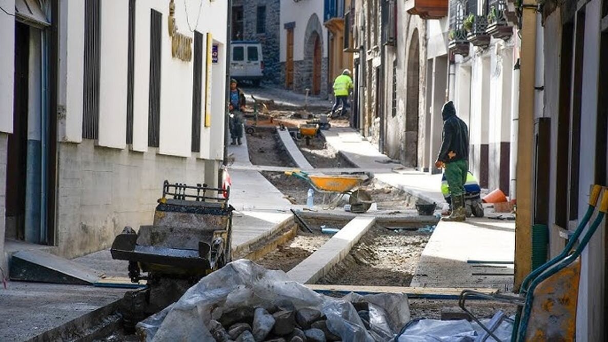 El Ayuntamiento de Villafranca del Bierzo asegura que las obras de la calle del Agua están a punto de finalizar.