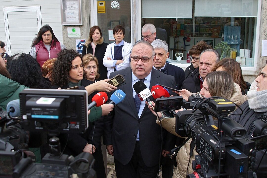 El consejero de Sanidad, Alejandro Vázquez Ramos, y la presidenta del Consejo de Colegios de Farmacéuticos de Castilla y León, María Engracia Pérez, en la farmacia de Toral de los Guzmanes (León). Foto: Peio García.