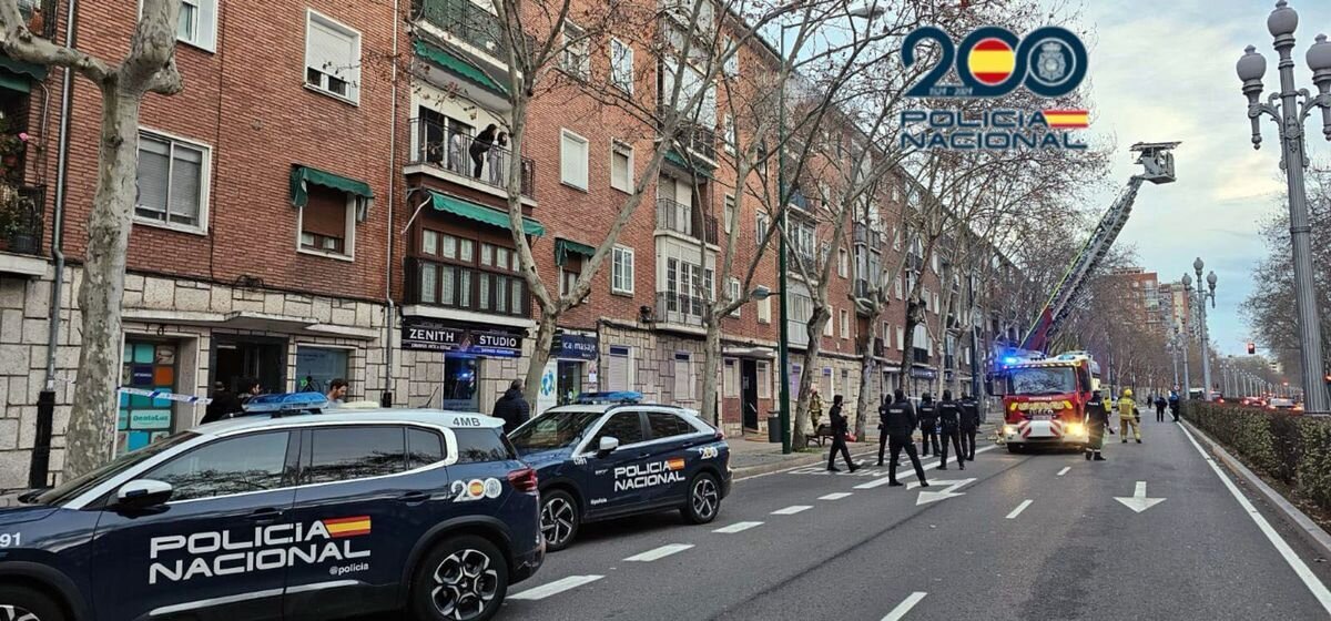 El fallo de una manta eléctrica sobre un sofá provoca un incendio en una vivienda del Paseo Zorrilla, en Valladolid. Foto: Policía Nacional.