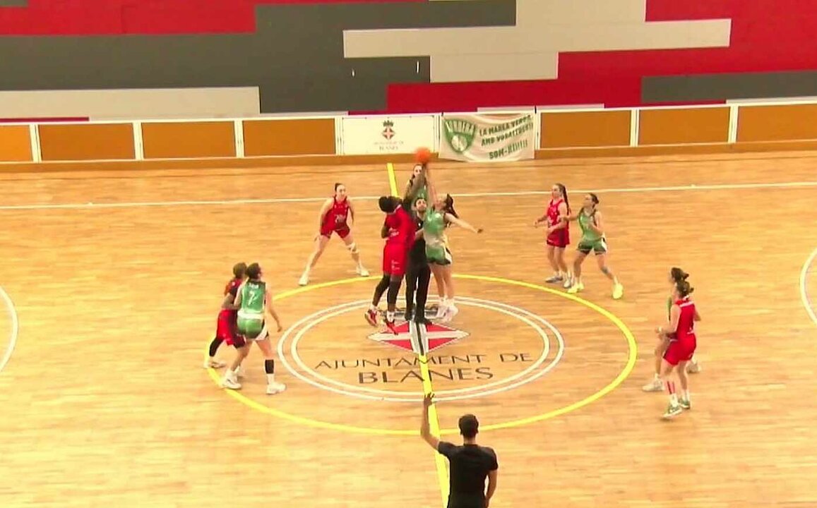 Salto inicial entre los dos equipos en el encuentro celebrado este domingo.