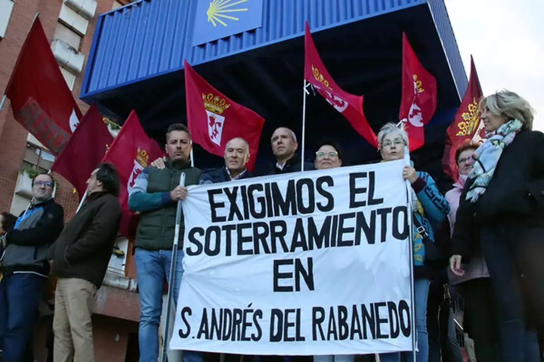 Medio centenar de personas concentradas bajo la pasarela de San Andrés del Rabanedo. Foto: Peio García.