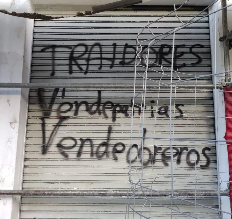 La Casa del Pueblo de Burgos amanece con pintadas en la fachada con diferentes insultos hacia los socialistas.