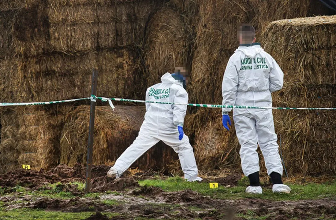 Policía científica en el lugar de los hechos, en una finca cercana a Ciudad Rodrigo (Salamanca).