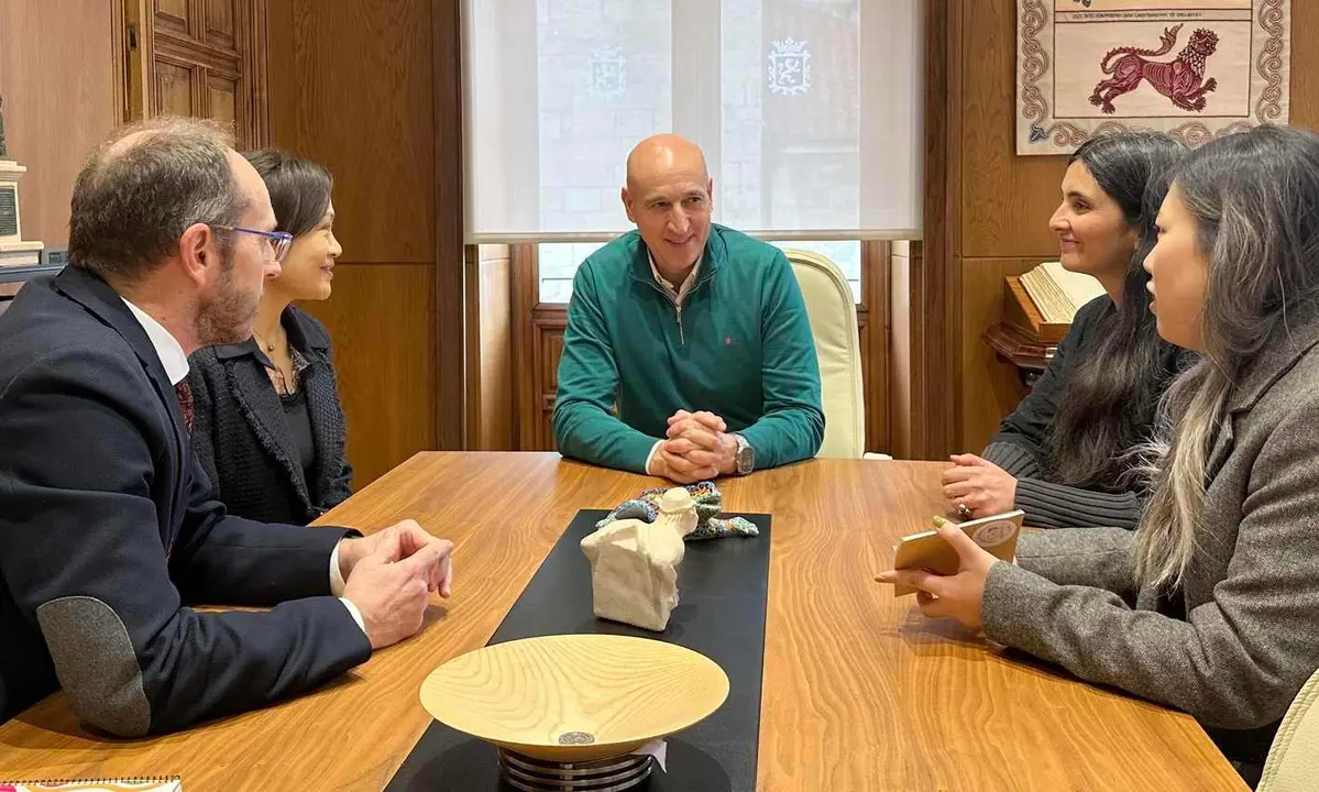 Un instante del encuentro mantenido por el alcalde de León con los representantes del Instituto Confucio de León.