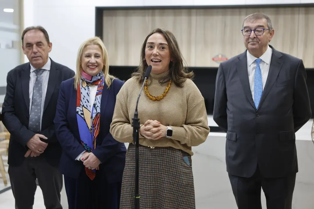 La consejera de Agricultura, Ganadería y Desarrollo Rural, María González Corral, inaugura la nueva fábrica de la empresa cárnica Moreno Sáez, en Garray (Soria). Foto: Concha Ortega.