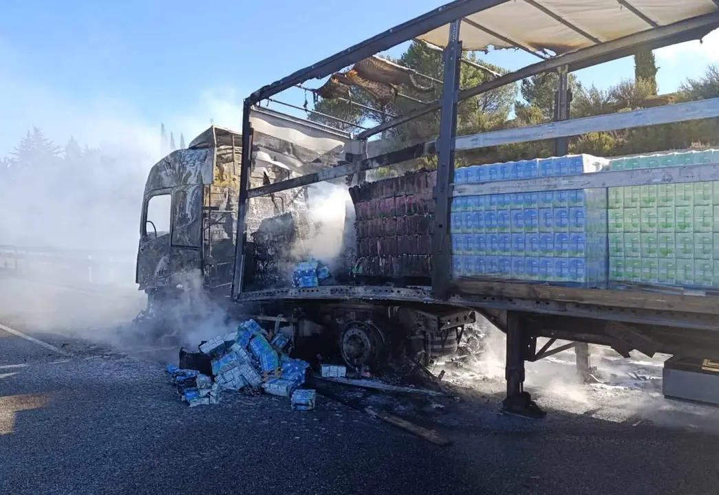 Imagen de los daños ocasionados por el fuego en el vehículo pesado. Fotos: Sepeis