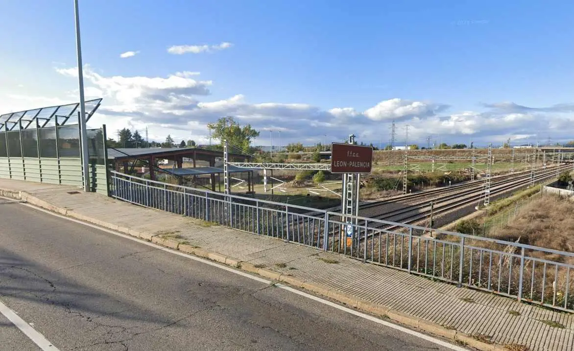 Imagen de la pasarela que supera el paso de trenes y que ahora permanecerá cortada.