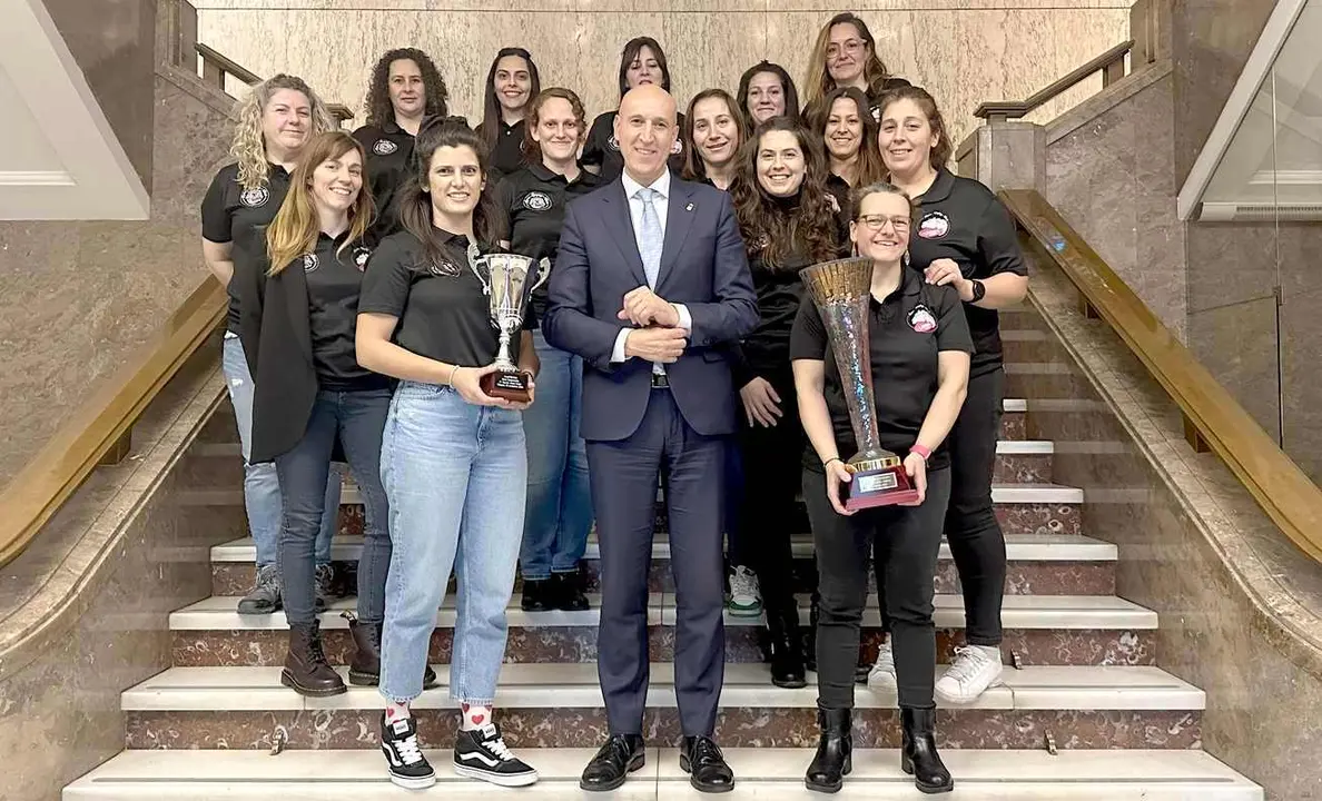 El alcalde de León recibe a las jugadoras de rugby del Leonas Mater.