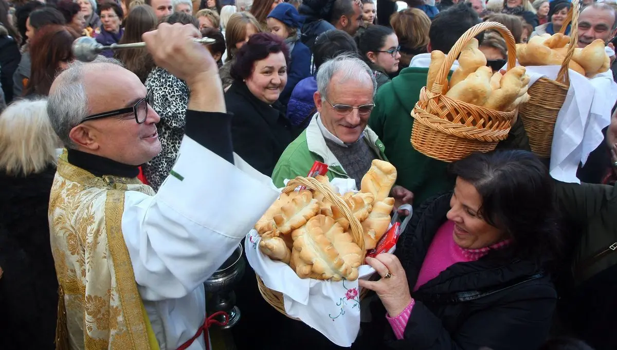 Bendición de los panes con motivo de la celebración de las Candelas y San Blas en Cacabelos. Foto: César Sánchez.