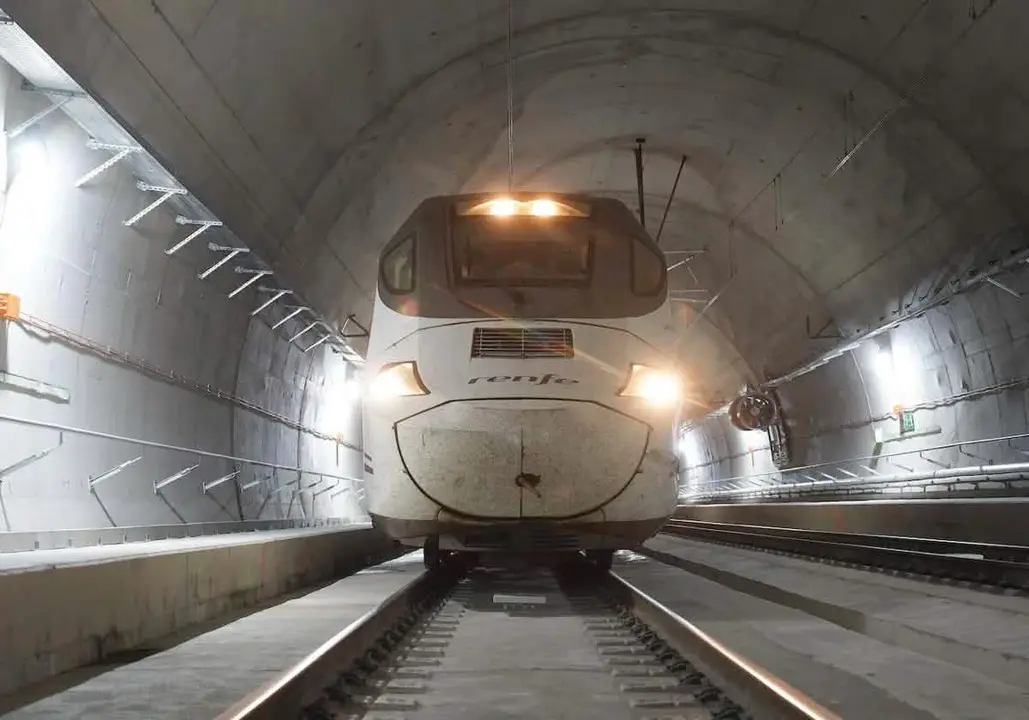 Imagen de un tren atravesando la Variante de Pajares.