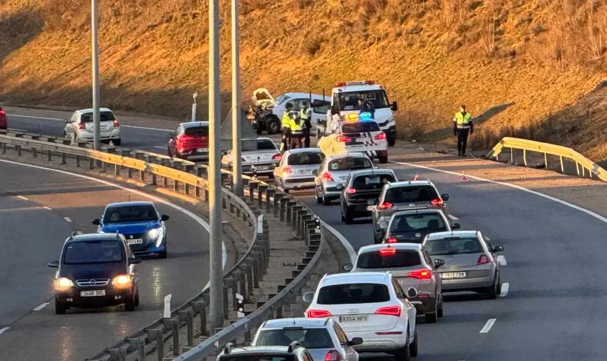 Efectivos de la Policía Local de León en el lugar del accidente.