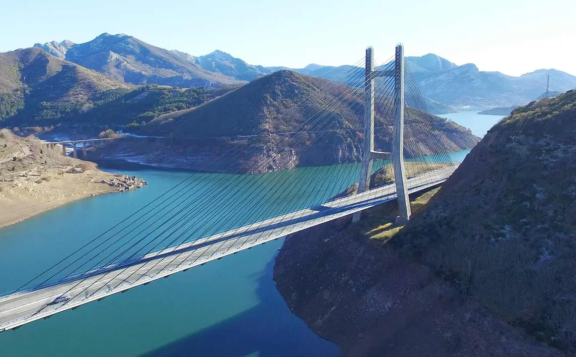 Imagen del Puente Ingeniero Carlos Fernández Casado sobre el embalse de Barrios de Luna.