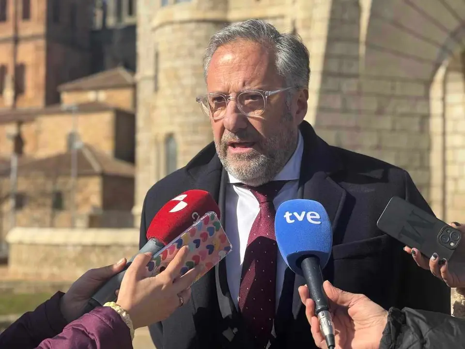 El presidente de las Cortes de Castilla y León, Carlos Pollán, atiende a los medios de comunicación durante su visita a Astorga. Foto: Campillo.