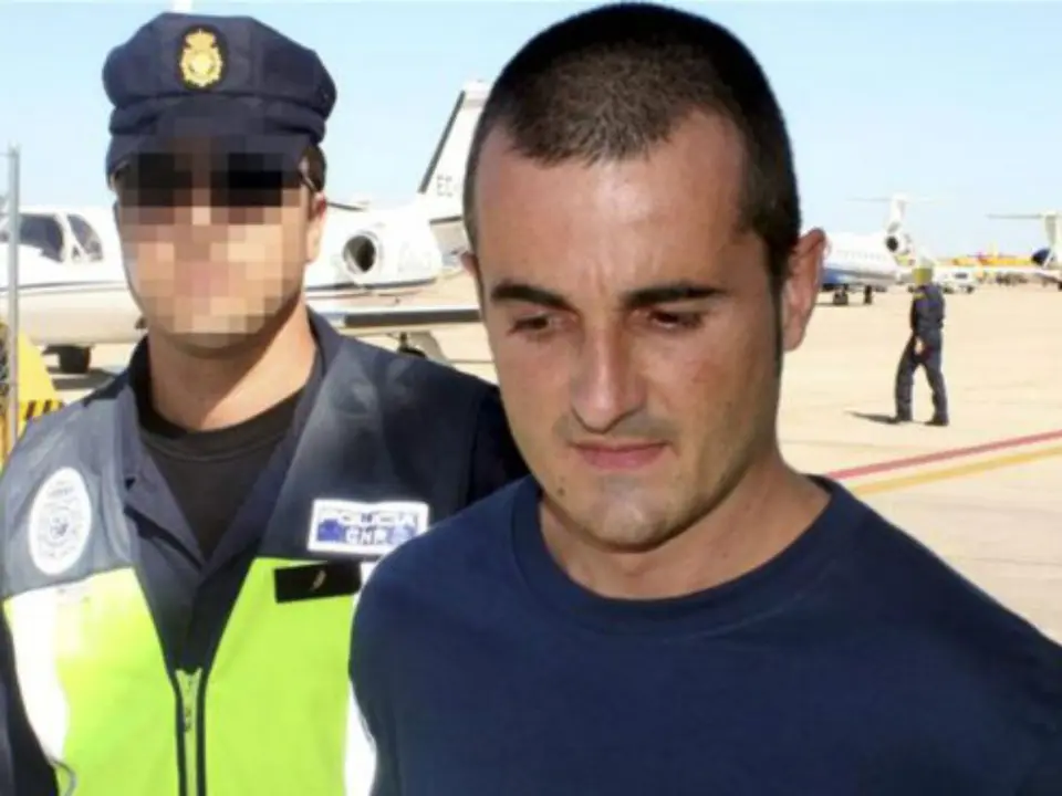 Sergio Polo, acompañado por un Policía Nacional, en el momento de su extradición a España.