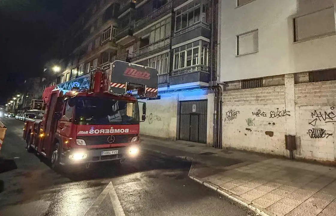 Efectivos de Bomberos León en el lugar donde se originó el denso humo procedente de una estufa de pellets. Foto: Bomberos León