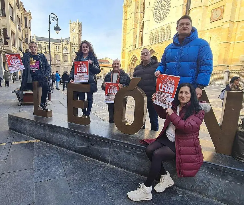 Responsables sindicales convocantes del 16F posan en la Plaza de Regla junto a las letras de 'León'. Foto: Heraldo de León