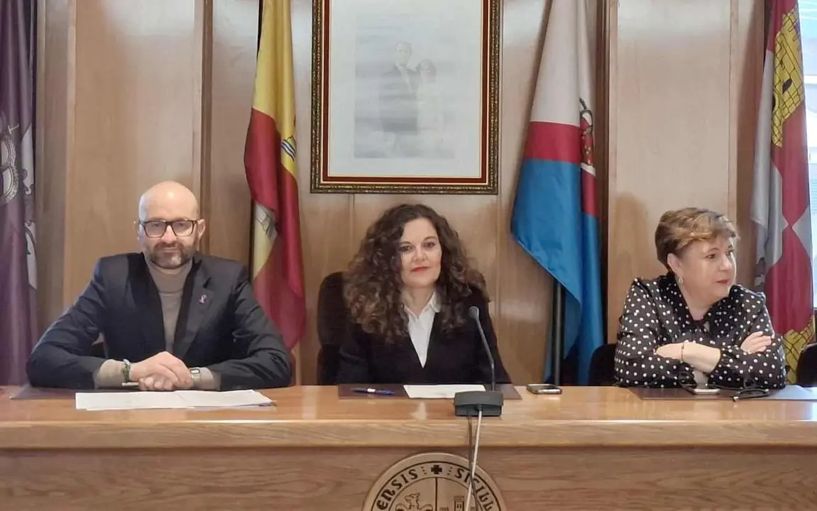 El subdelegado del Gobierno, junto a la alcaldesa de Bembibre, durante el encuentro de este martes.