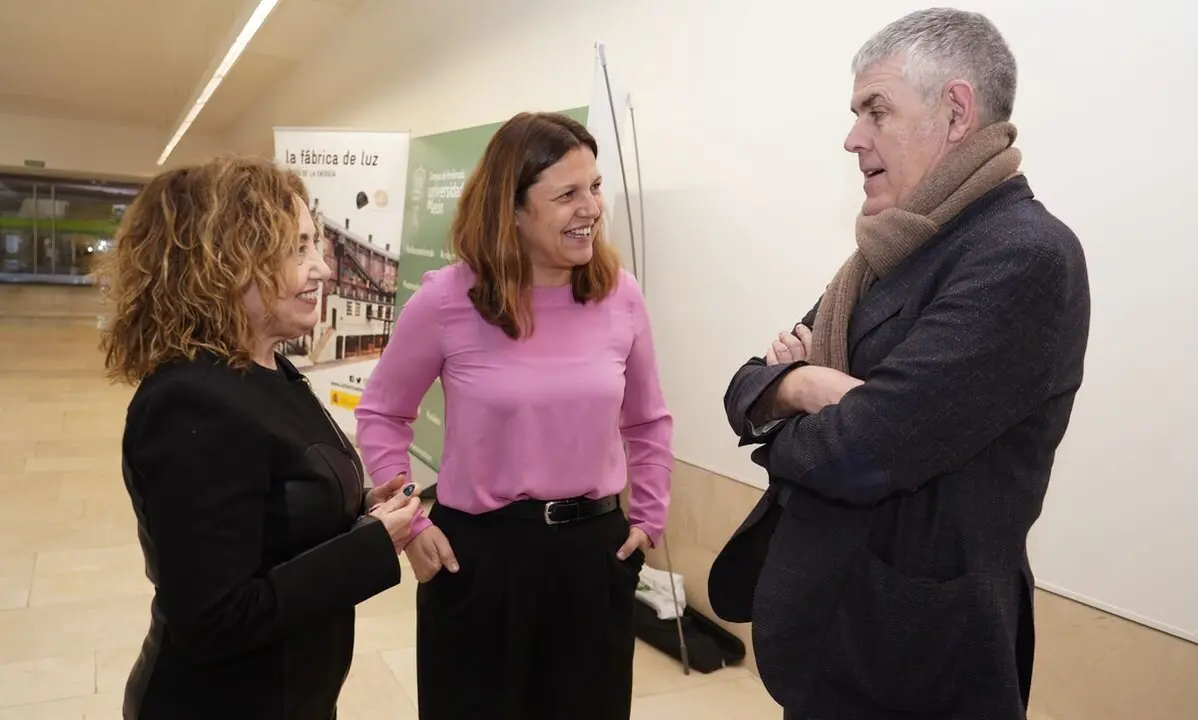 La directora de la Fundación Ciudad de la Energía, Yasodhara López (C), junto a la vicerrectora del Campus de Ponferrada de la Universidad de León, Pilar Marqués (I), y el director de la UNED de Ponferrada, Jorge Vega (D), durante la sexta edición del Congreso de Jóvenes Expertos. Foto: César Sánchez.