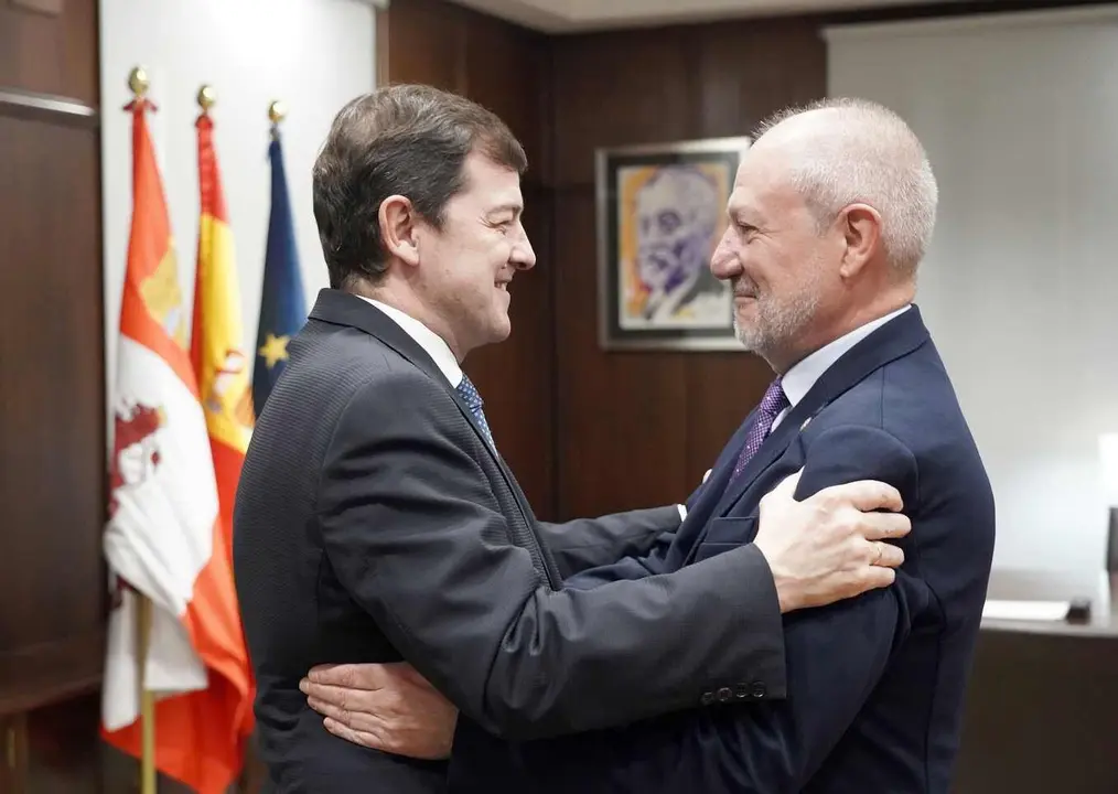 El presidente de la Junta de Castilla y León, Alfonso Fernández Mañueco, mantiene un encuentro con la Cofradía del Dulce Nombre de Jesús Nazareno de León. Foto: Rubén Cacho