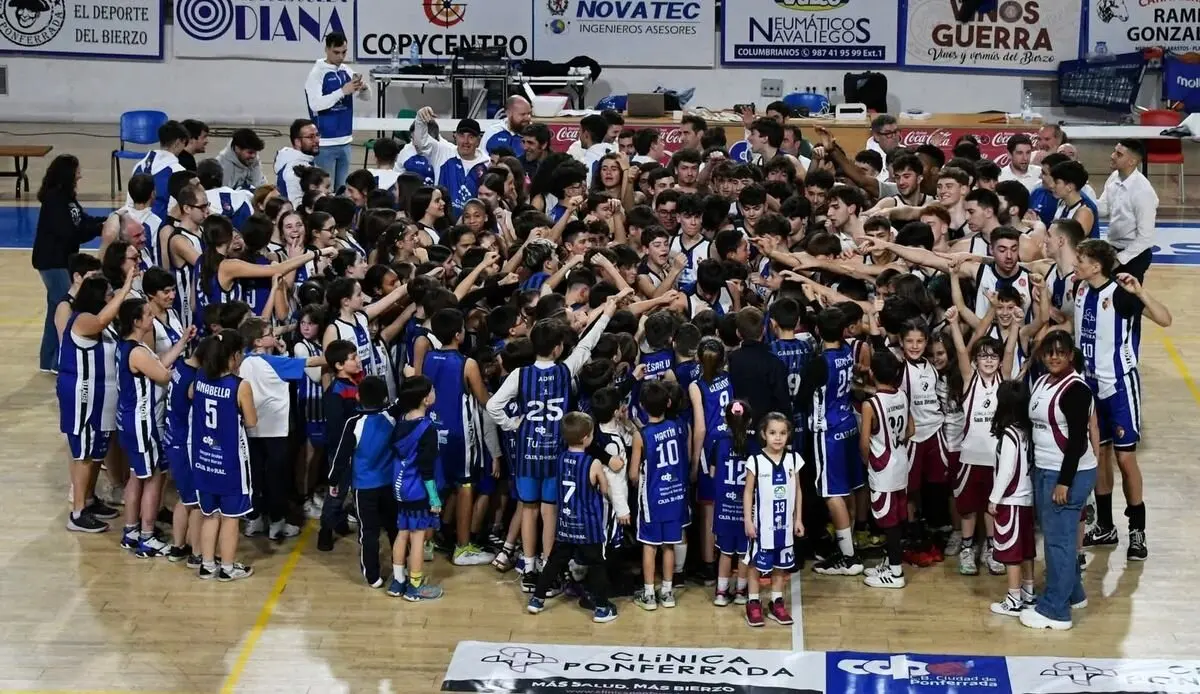 El Clínica Ponferrada celebra la victoria con su afición. Foto: Clínica Ponferrada SDP.