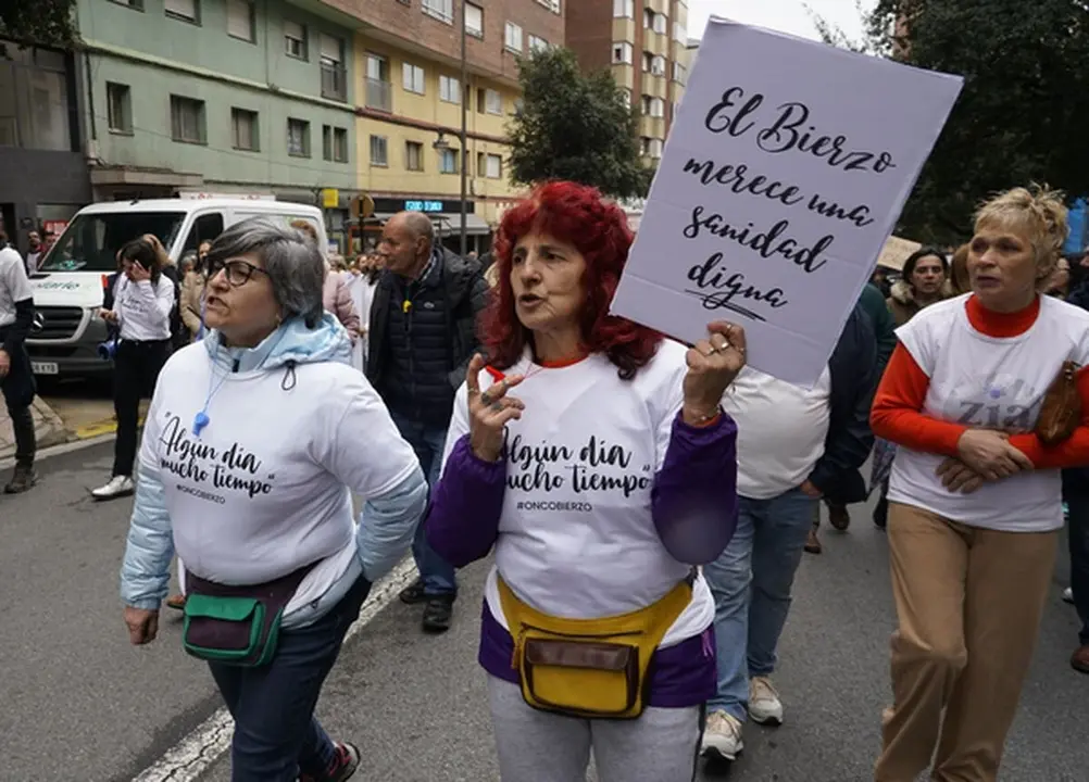 Manifestación de la asociación Oncobierzo para reclamar mejoras en el área de Oncología y todas las especialidades sanitarias en el área de salud del Bierzo. Foto: César Sánchez.