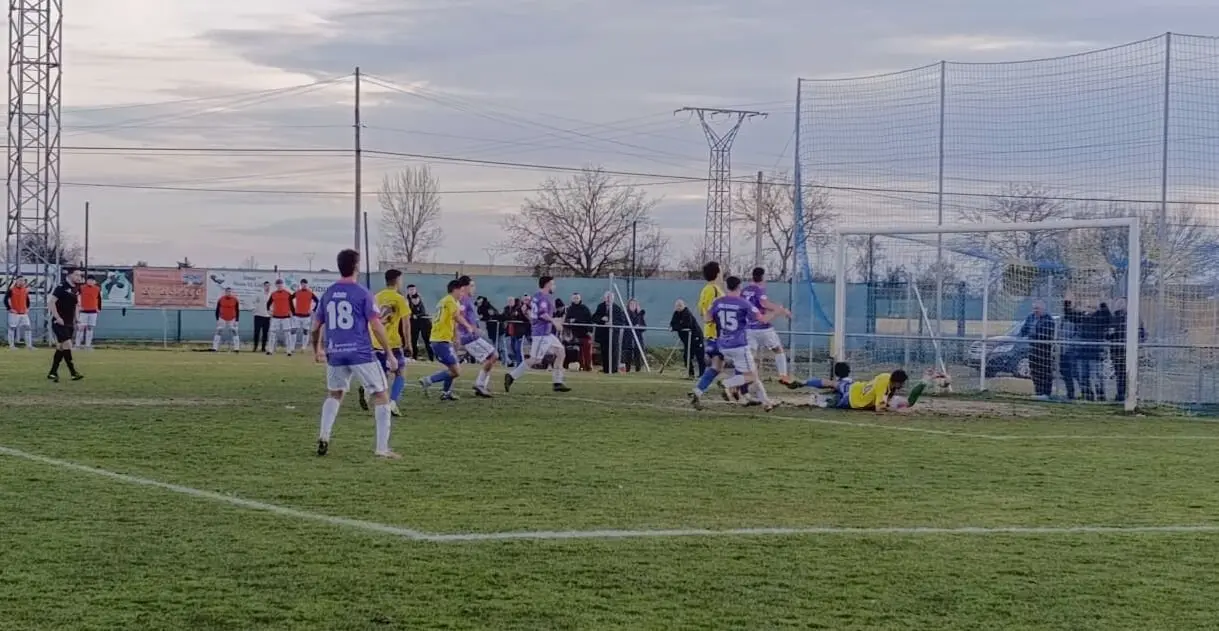 Primer penalti a favor del Mansillés, que sumó los tres puntos de la jornada en La Caldera.