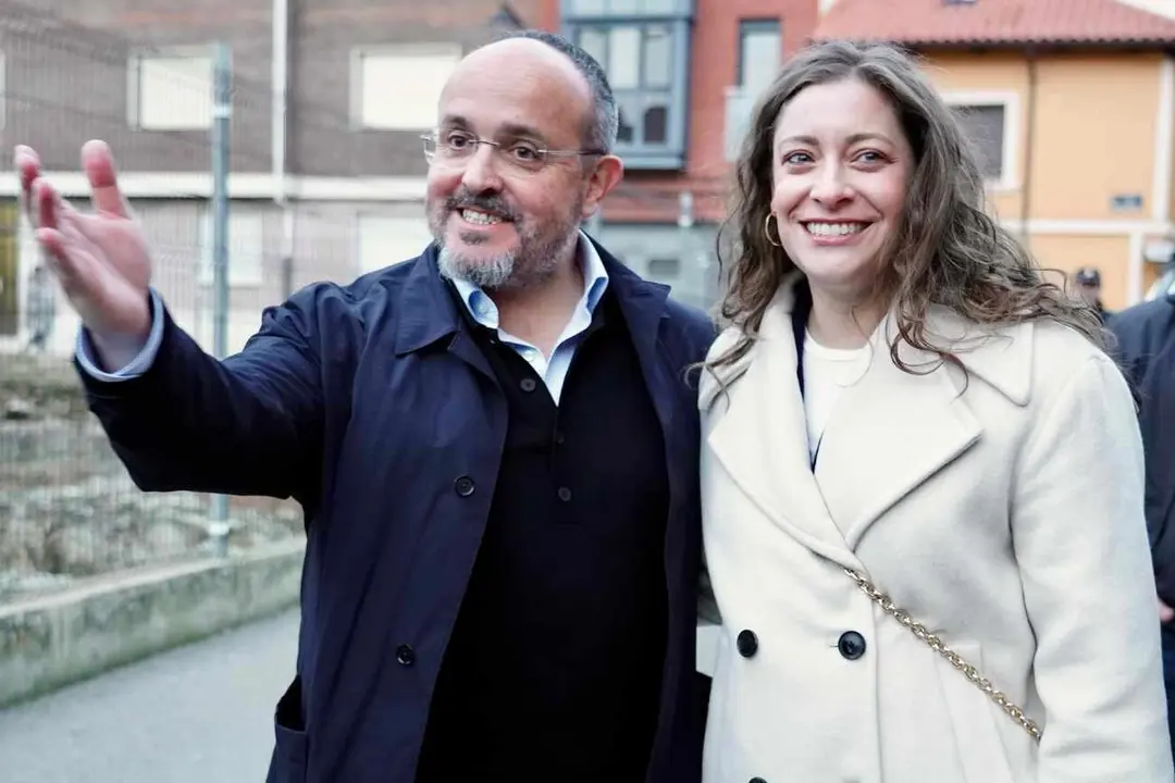 El presidente del PP de Cataluña, Alejandro Fernández, y la presidenta provincial y vicesecretaria de Educación y Sanidad, Ester Muñoz, protagonizan los 'Encuentros Populares' en Astorga. Foto: Campillo