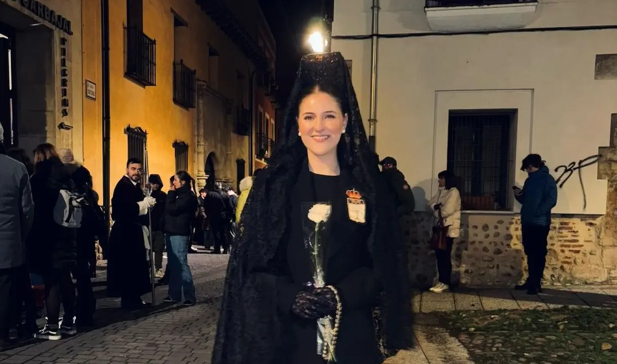 Lucía Domínguez, manola con la cofradía Real Cofradía Santísimo Sacramento de Minerva y la Santa VeraCruz.