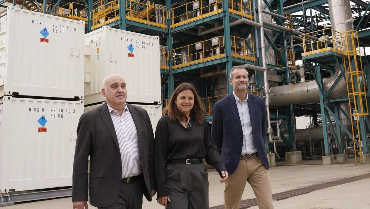 La directora de la Fundación Ciudad de la Energía, Yasodhara López, junto a los responsables de las áreas de I+D+i, Javier Quiñones (I) y Alberto Gómez (D), durante la presentación sobre los proyectos implementados en ese campo Foto: César Sánchez