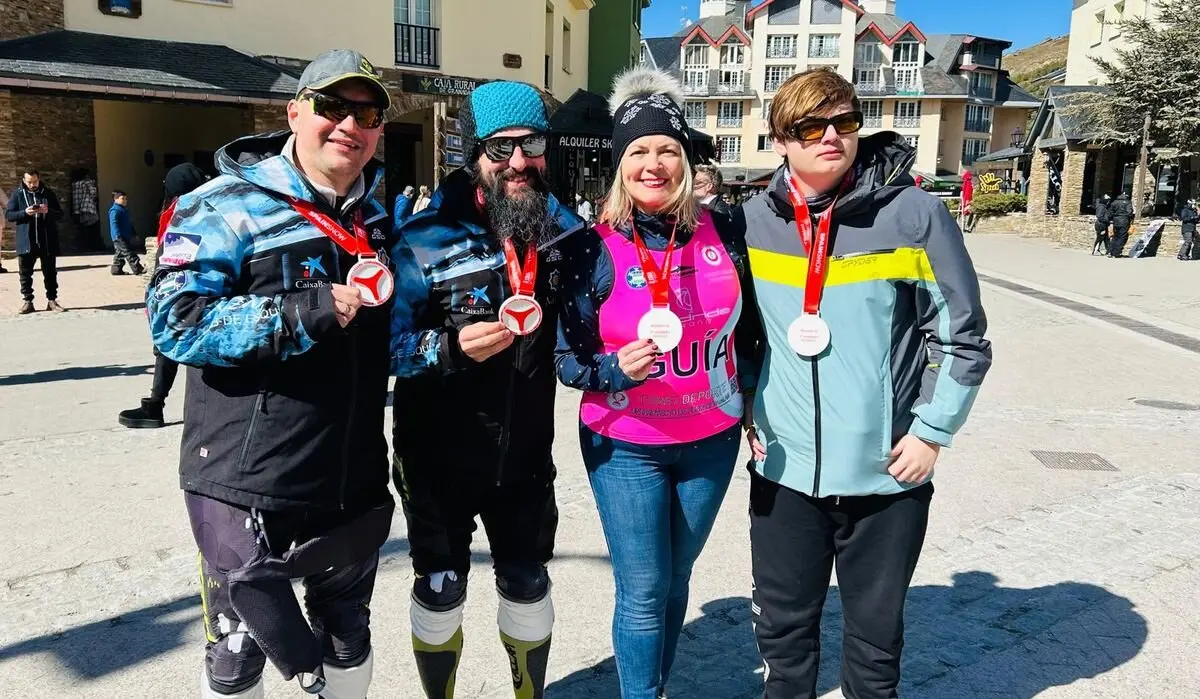 Guzmán Carro y su guía Gemma Tagarro con sus medallas de plata, acompañados de Andrés Boira y su guía Manuel Iglesias, oro en Slalom.