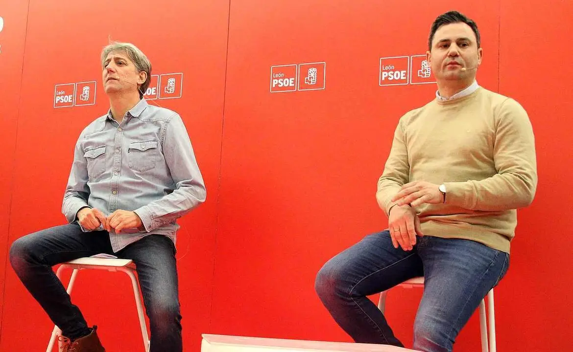 El secretario general electo del PSOE de Castilla y León, Carlos Martínez, junto al secretario general en León, Javier Cendón, en un acto de partido en la capital. Foto: Peio García