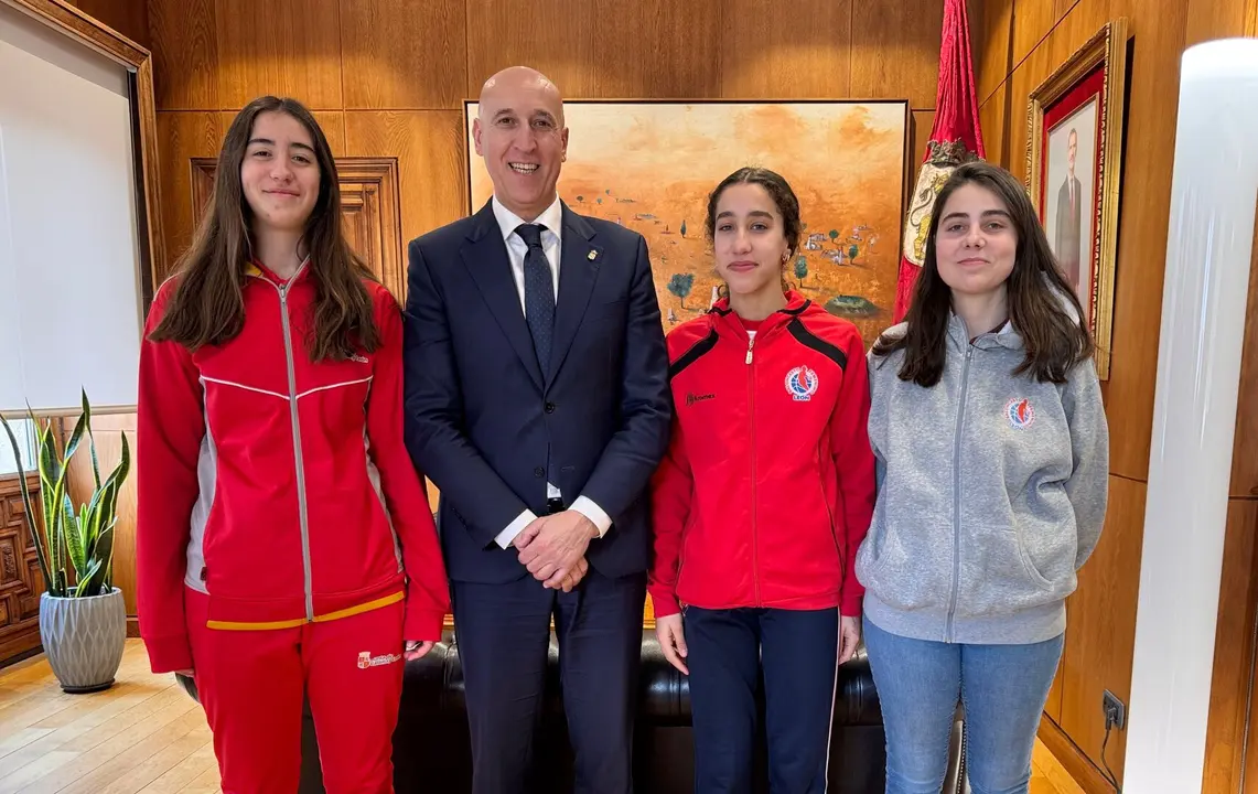 El alcalde de León, José Antonio Diez, ha recibido a las jugadoras leonesas integrantes de la Selección Infantil Femenina de Baloncesto de Castilla y León Alicia Casas Cubero y Celia Fernández.