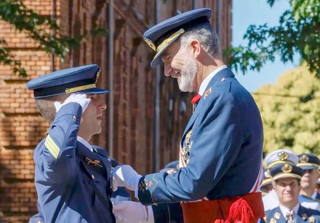 Eloy de la Varga recibiendo la condecoración por parte del Rey de España.